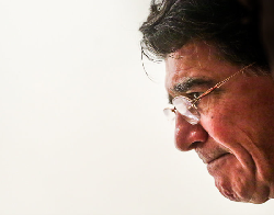 فیلم؛ همخوانی "مرغ سحر" در مقابل بیمارستان