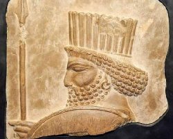 کشف مجسمه سنگی سرباز هخامنشی در یک اتوبوس