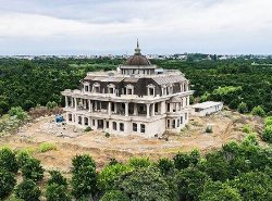 صاحب این ویلای مجلل کیست؟ (یک پاسدار بازنشسته؟)