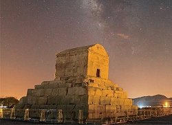 در اندیشه نگاهبانی از آرامگاه کوروش بزرگ باشیم