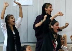 باند طرفدار رئیسی: ​زن‌ها از پُشت تلویزیون فوتبال را ببینند