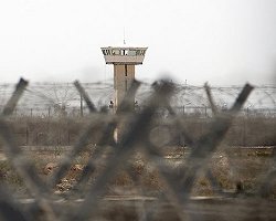 فایل صوتی؛ وقتی پزشک زندان بروی زندانیان چاقو می‌کشد