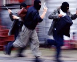 ایران؛ حمله به سوپرمارکت با کلاشینکف برای مرغ و برنج!