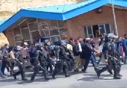 فیلم؛ حمله یگان ویژه به کارگران اعتصابی در معدن سونگون