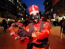 فیلم؛ حال و هوای نوروز در خیابان‌های تهران با رقص "حاجی فیروز"